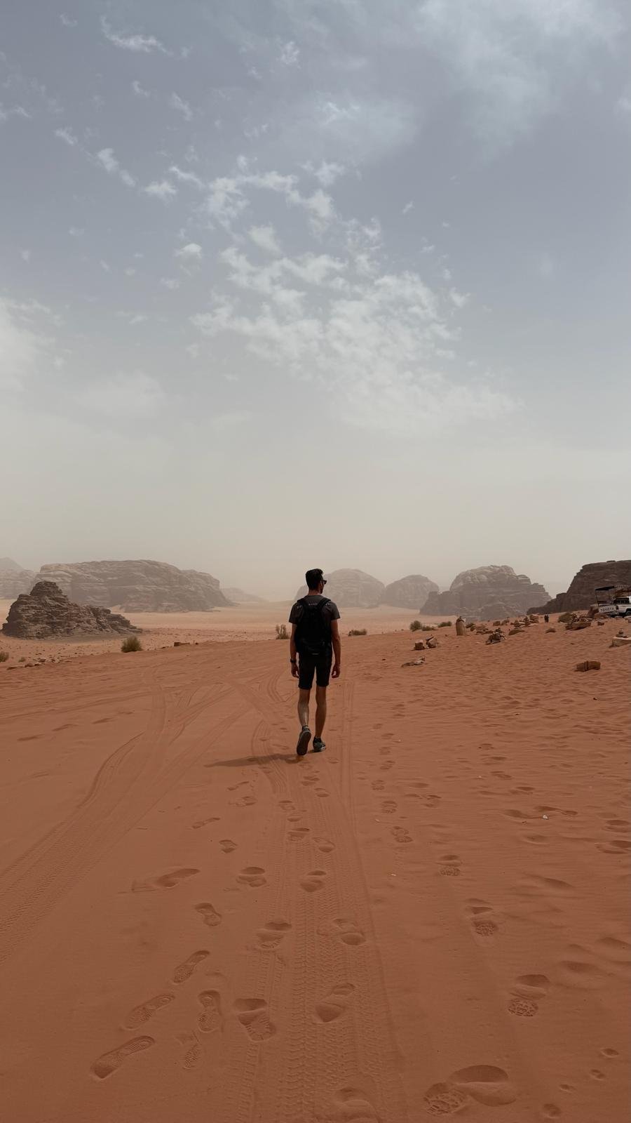 Wesley in de woestijn in Jordanië